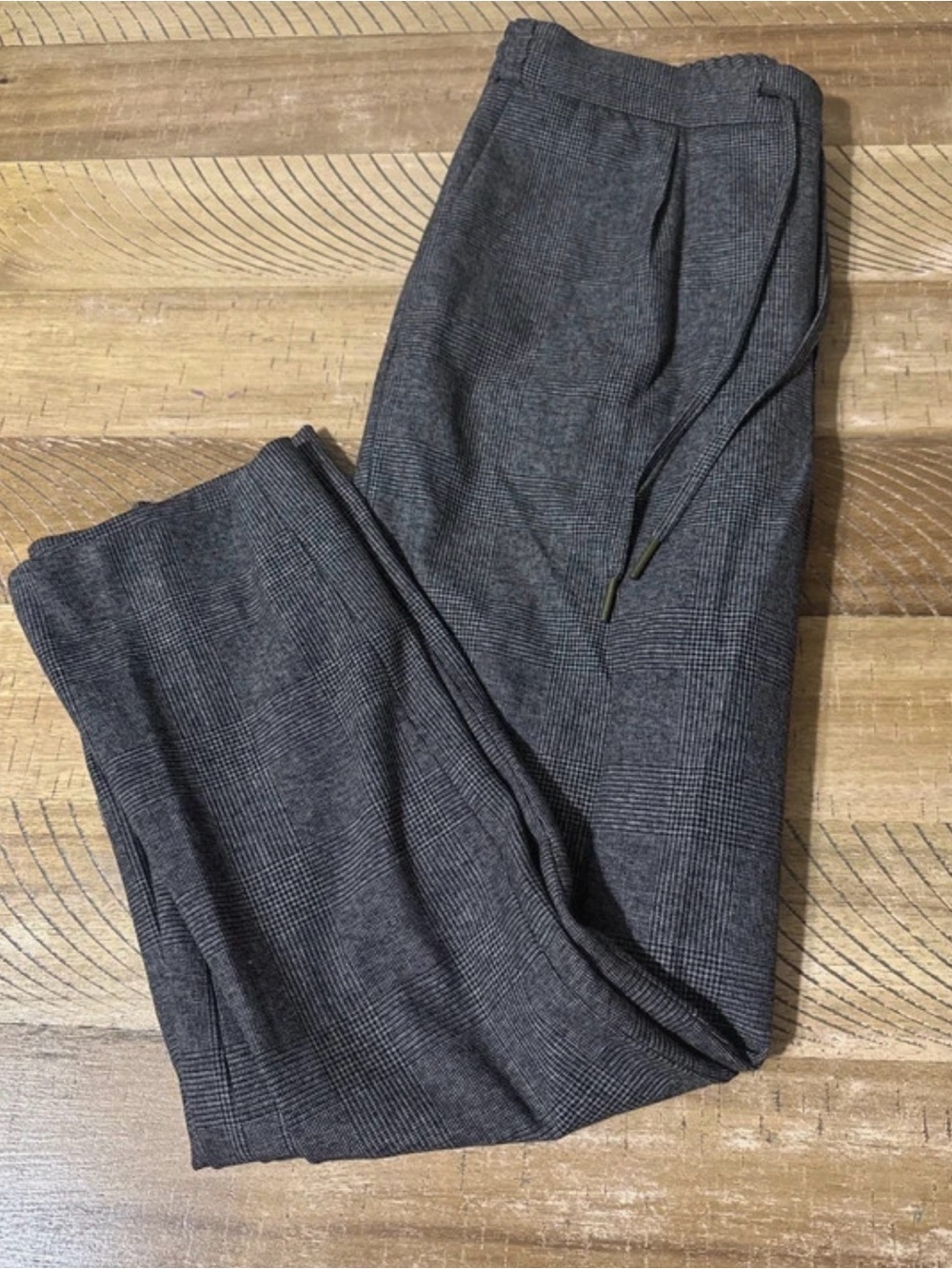 Woman’s Gray Plaid Drawstring Pants